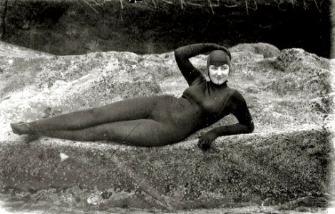 La artista Elena Cortesina enfundada en un traje de buceo en la playa de la Concha (5 de 5) - Fondo Car-Kutxa Fototeka