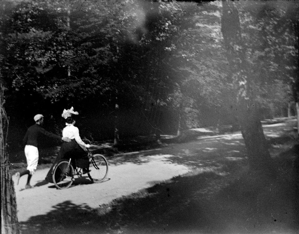 La leçon de bicyclette, Mlle Colomès, G. Compayre, Luchon, septembre 1895. Série A. Hanau n° 31, TRU C 30 - Fonds Trutat
