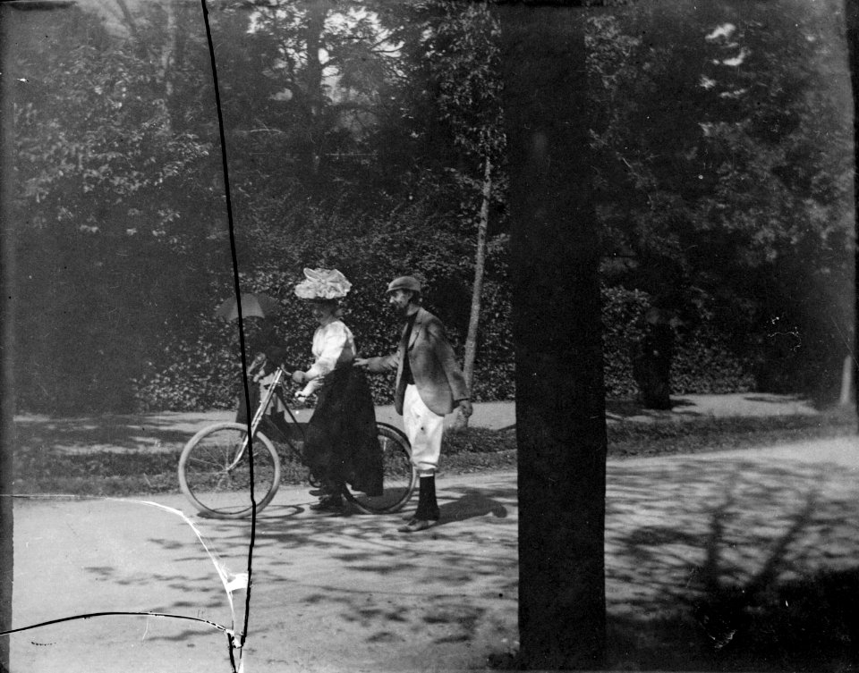 La leçon de bicyclette, Mlle Colomès, G. Compayre, Luchon, septembre 1895, TRU C 31 - Fonds Trutat