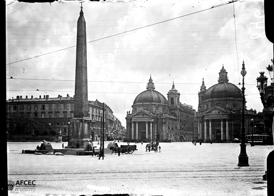 La Piazza del Popolo de Roma, amb un obelisc al centre i edificis al voltant