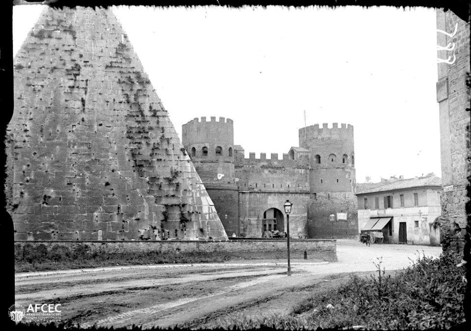 La piràmide de Cesti i la porta de San Paolo de la muralla aureliana de Roma