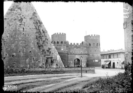 La piràmide de Cesti i la porta de San Paolo de la muralla aureliana de Roma