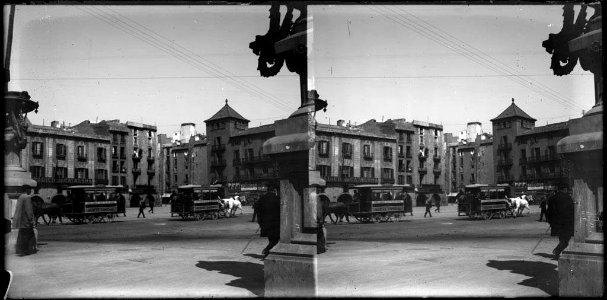 La plaça d'Antonio López amb gent i tramvies tirats per cavalls