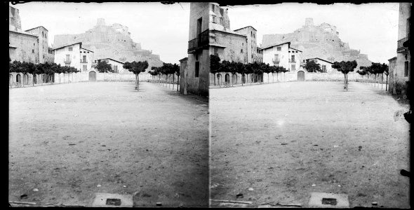 La plaça de la Fira de Cardona i el castell al fons