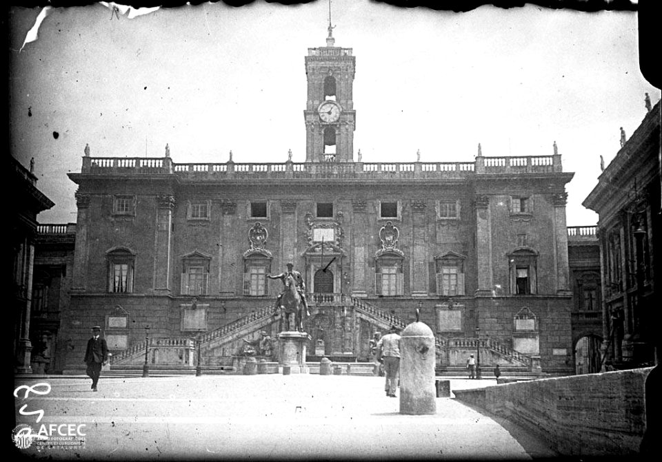 La plaça del Capitol amb una estàtua eqüestre i el Musei capitolini al fons (AFCEC MORELLO A 0829)
