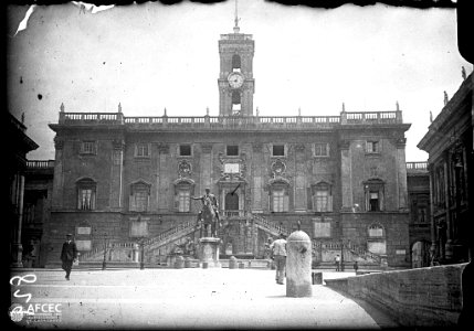 La plaça del Capitol amb una estàtua eqüestre i el Musei capitolini al fons (AFCEC MORELLO A 0829)