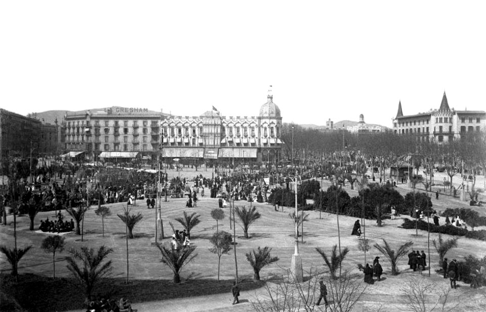 La plaça de Catalunya de Barcelona amb gent (cropped)