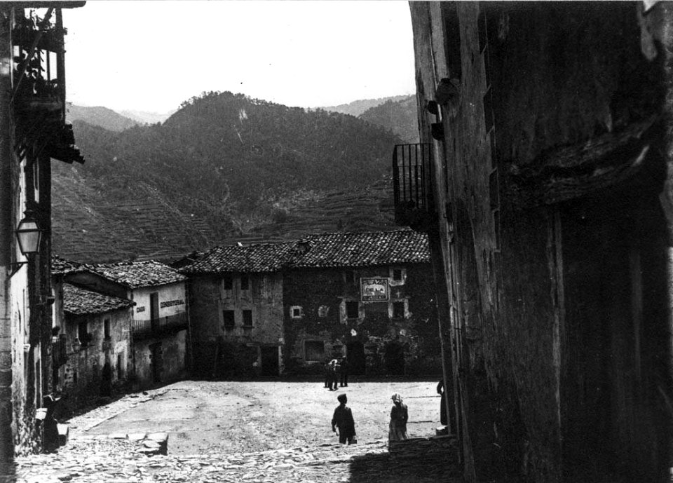 La plaça de la vila de Vallfogona de Ripollès