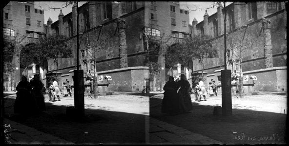 La plaça del Rei de Barcelona amb una font i gent