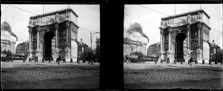 La Porte d'Aix en una plaça de Marsella i edificis al fons