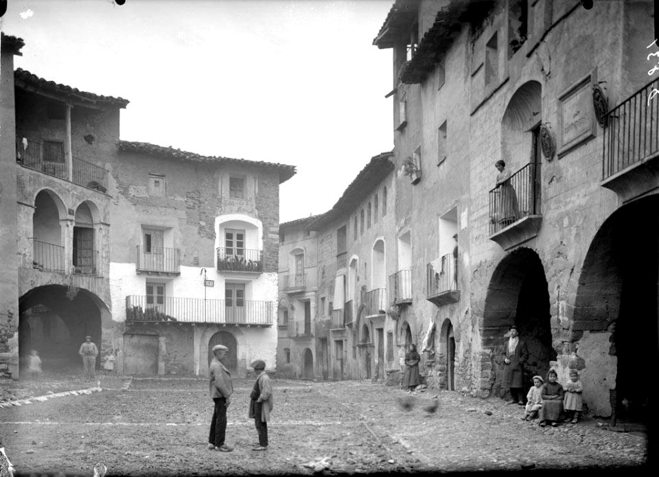 La plaça Major de Tolba amb gent