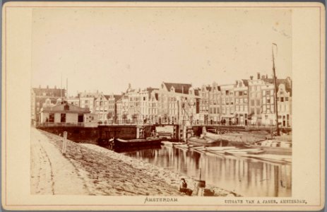 Kromme Waal en Waalseilandsgracht met daarvoor de Kraansluis (Brug 300), gezien vanaf de Oosterdoksdijk
