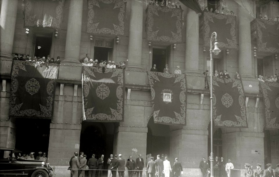 La reina María Cristina en uno de los balcones de la Diputación Foral de Gipuzkoa (1 de 1) - Fondo Car-Kutxa Fototeka