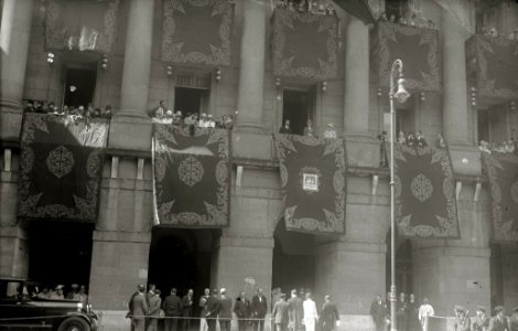 La reina María Cristina en uno de los balcones de la Diputación Foral de Gipuzkoa (1 de 1) - Fondo Car-Kutxa Fototeka