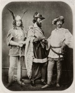 Krone, Hermann - Drei Schauspieler als Gernot, Gunther und Gieselher beim Schnorrfest, Dresden (Zeno Fotografie)
