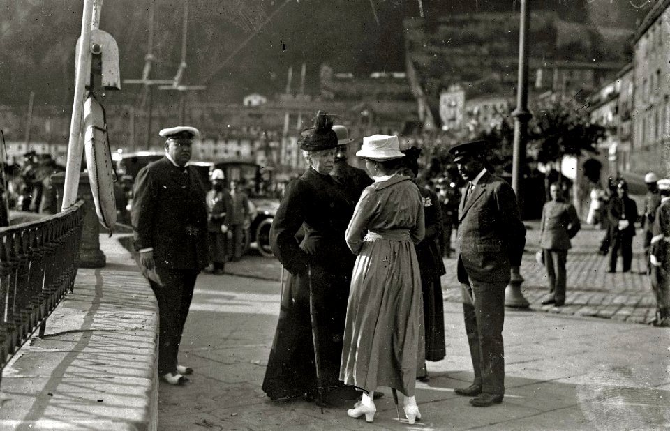 La reina María Cristina y otros miembros de la Familia Real en el muelle de San Sebastián (1 de 2) - Fondo Car-Kutxa Fototeka