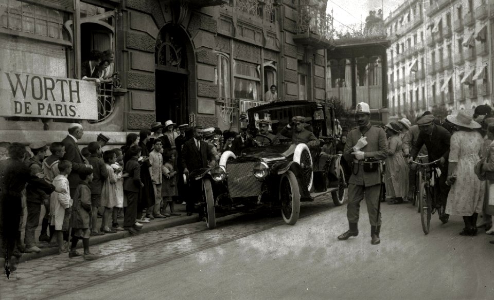 La reina Victoria Eugenia a la salida del taller de alta costura Worth de París en la calle Zubieta (1 de 1) - Fondo Car-Kutxa Fototeka
