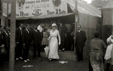 La reina Victoria Eugenia en unas ferias (1 de 2) - Fondo Car-Kutxa Fototeka