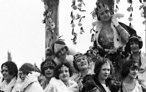 La Reine des Reines de Paris 1921 et une partie de sa suite sur son char