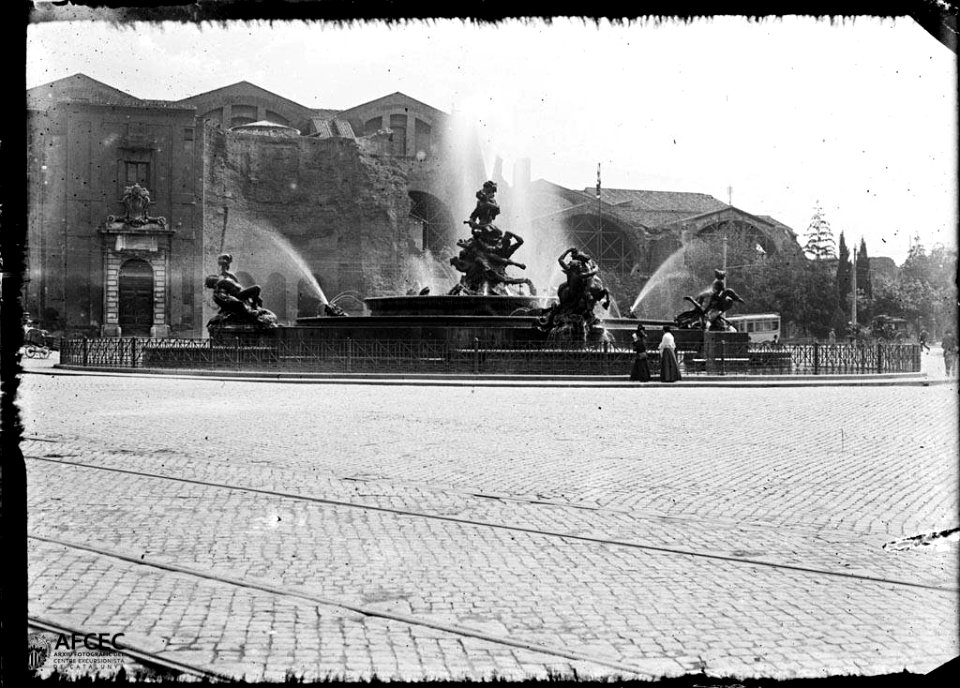 La font de les Nàiades en una plaça de Roma