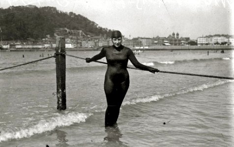 La artista Elena Cortesina enfundada en un traje de buceo en la playa de la Concha (3 de 5) - Fondo Car-Kutxa Fototeka