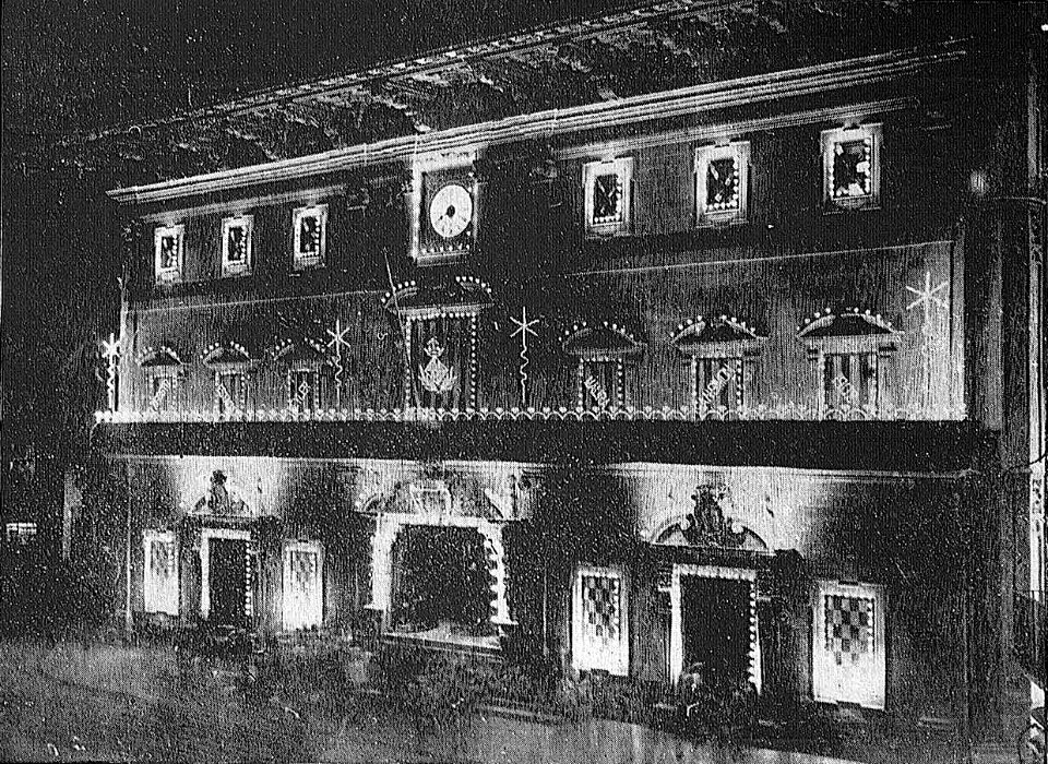 La Roqueta - La Casa de la Vila iluminada. Fotografia de nit