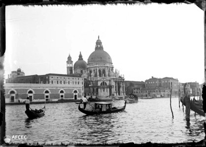 La basílica de Santa Maria de la Sallute i altres edificis a la riba del Gran Canal, en primer terme algunes embarcacions