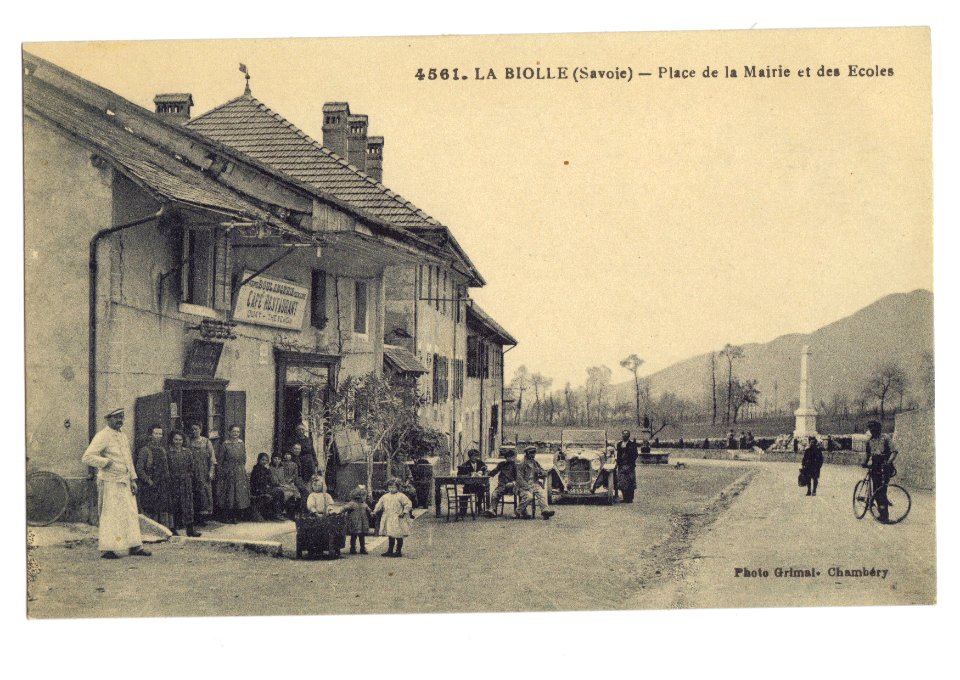 La Biolle place de la mairie