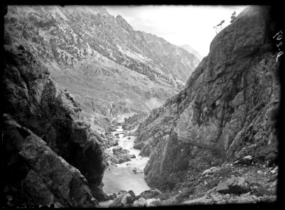 La gorja del Pino amb el riu Caldarés i vista de la vall