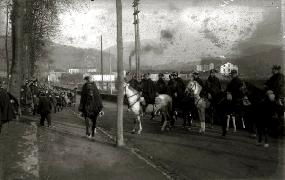 La Guardia Civil a caballo en Tolosa (3 de 3) - Fondo Car-Kutxa Fototeka