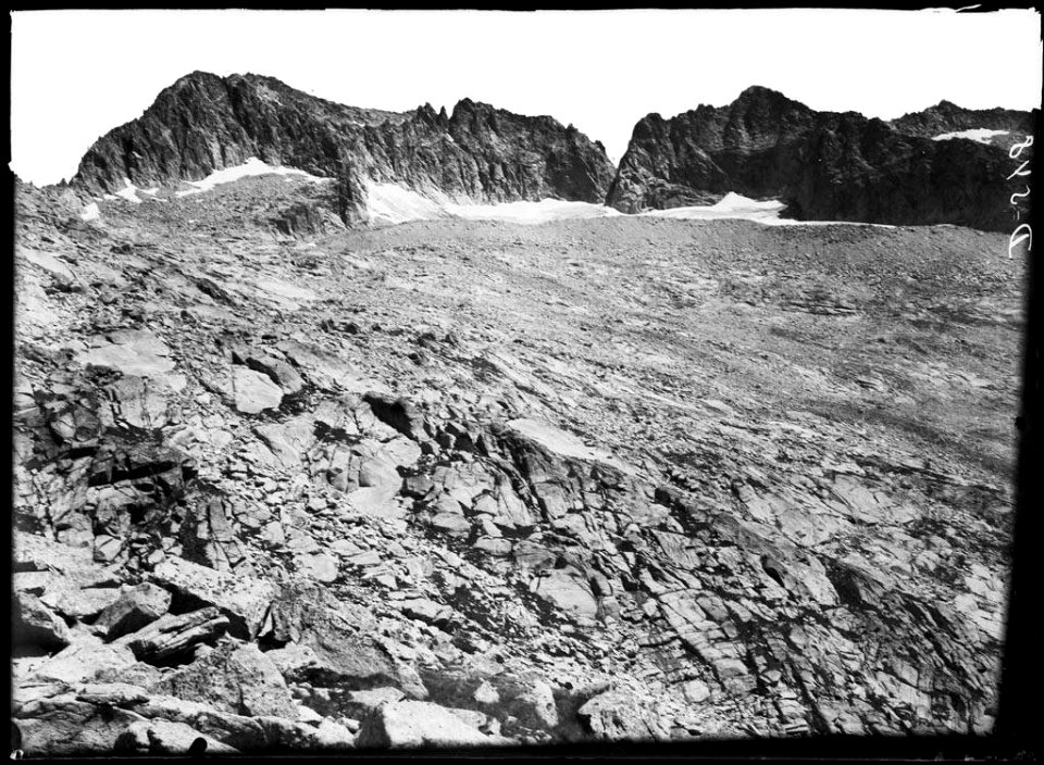 La carena del pic de Tempestades des del coll de Llosás
