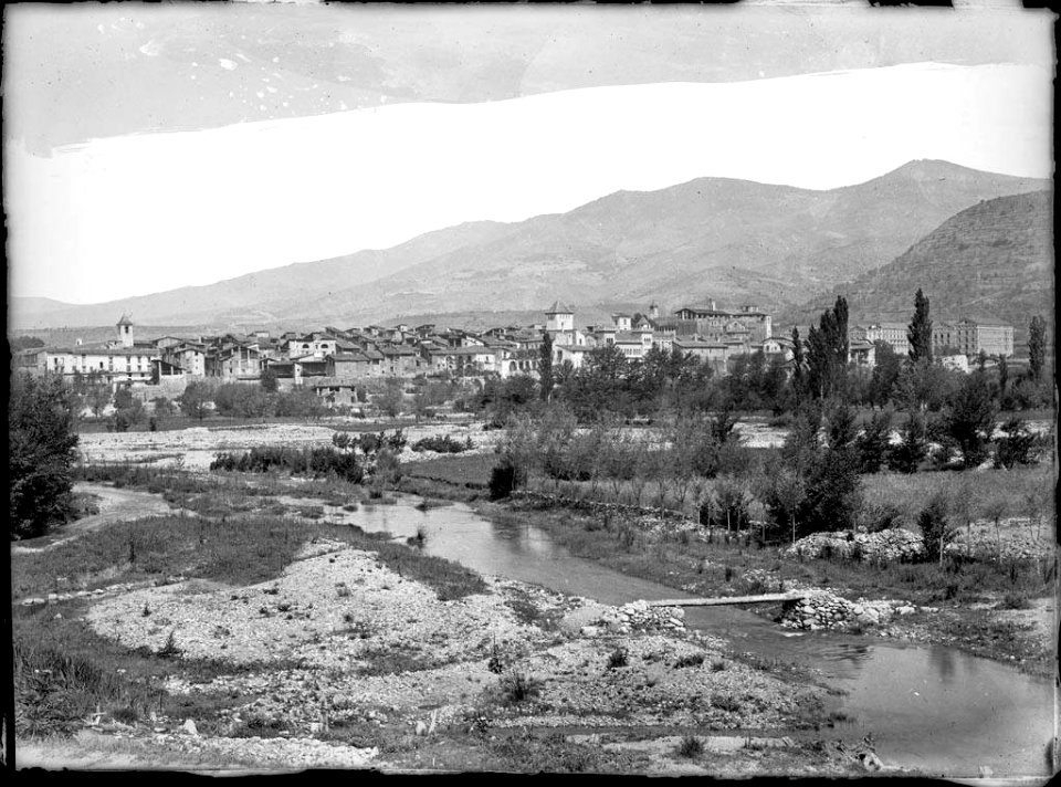 La Seu d'Urgell a riba d'un riu vist des del camí Torre Zulueta (AFCEC VIDAL 18X24 087)
