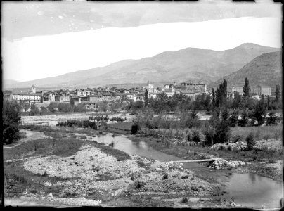 La Seu d'Urgell a riba d'un riu vist des del camí Torre Zulueta (AFCEC VIDAL 18X24 087)