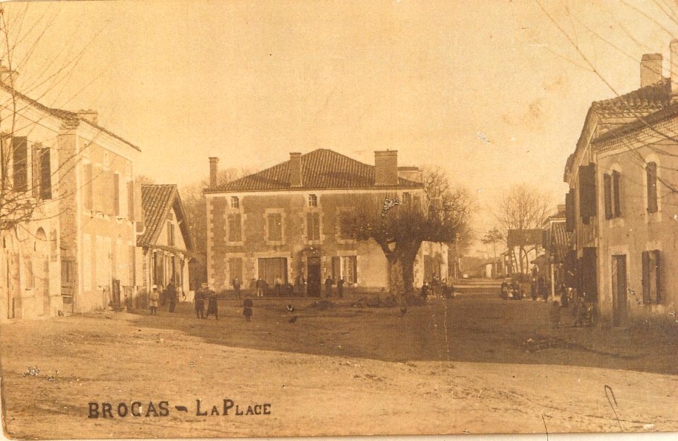 La place du village de Brocas (carte ancienne)