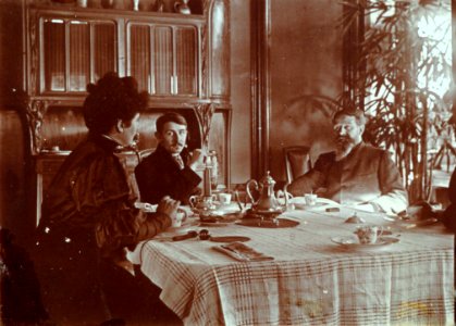 La famille Majorelle à table 003.7.1.24