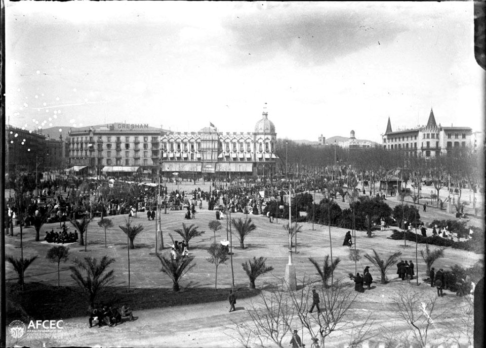La plaça de Catalunya de Barcelona amb gent