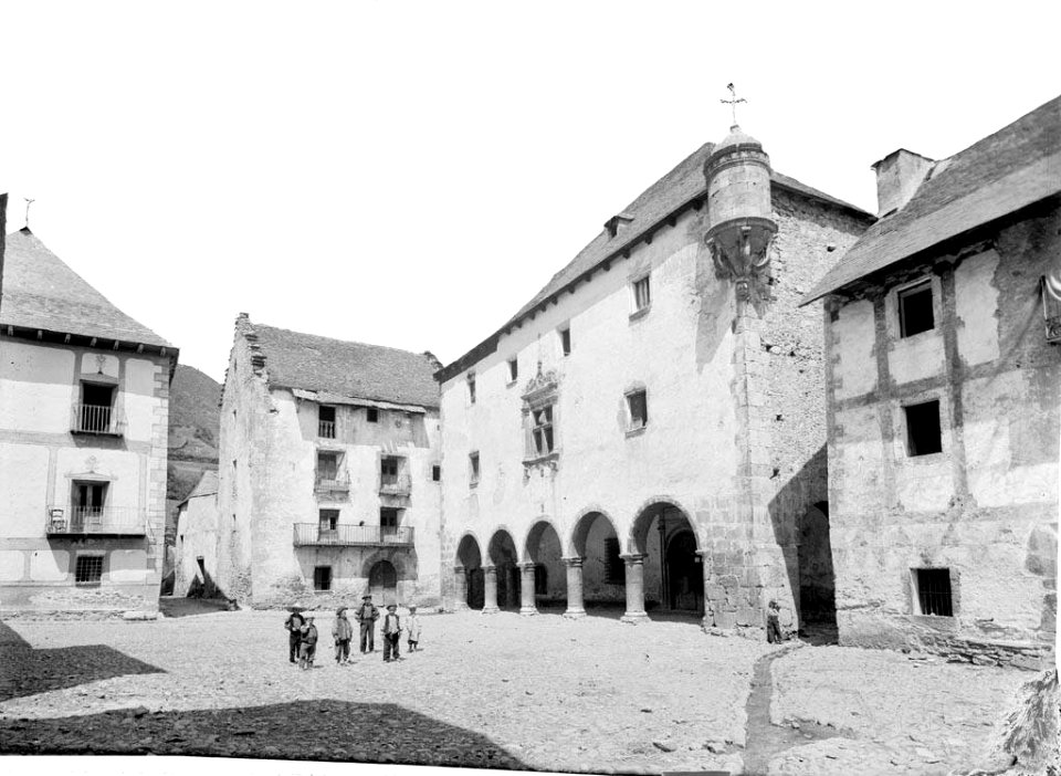 La plaça Major de Bielsa amb un grup de nens (AFCEC SOLER D 0369bis)