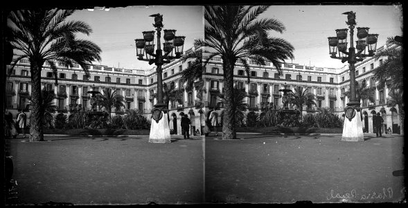 La plaça Reial de Barcelona amb alguna gent i vegetació al centre