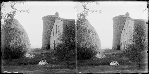 La Torre de Sant Jaume adossada a la masia amb un paller al seu davant