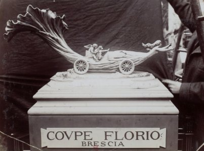 La première Coupe Florio exposée en 1905 à Paris (décernée la même année à Brescia)