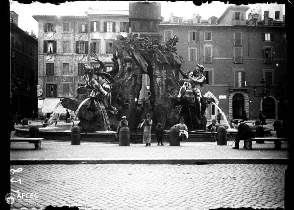 La Font dels Quatre Rius amb gent al voltant, en una plaça de Roma