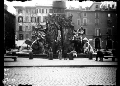 La Font dels Quatre Rius amb gent al voltant, en una plaça de Roma