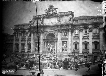 La Fontana di Trevi amb gent a la plaça i al fons un palau