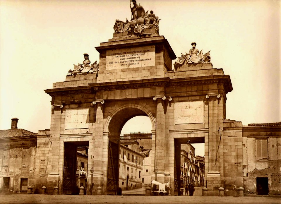 La Puerta de Toledo unida a la cerca que rodeaba Madrid. Fotografía de J. Laurent (1865)