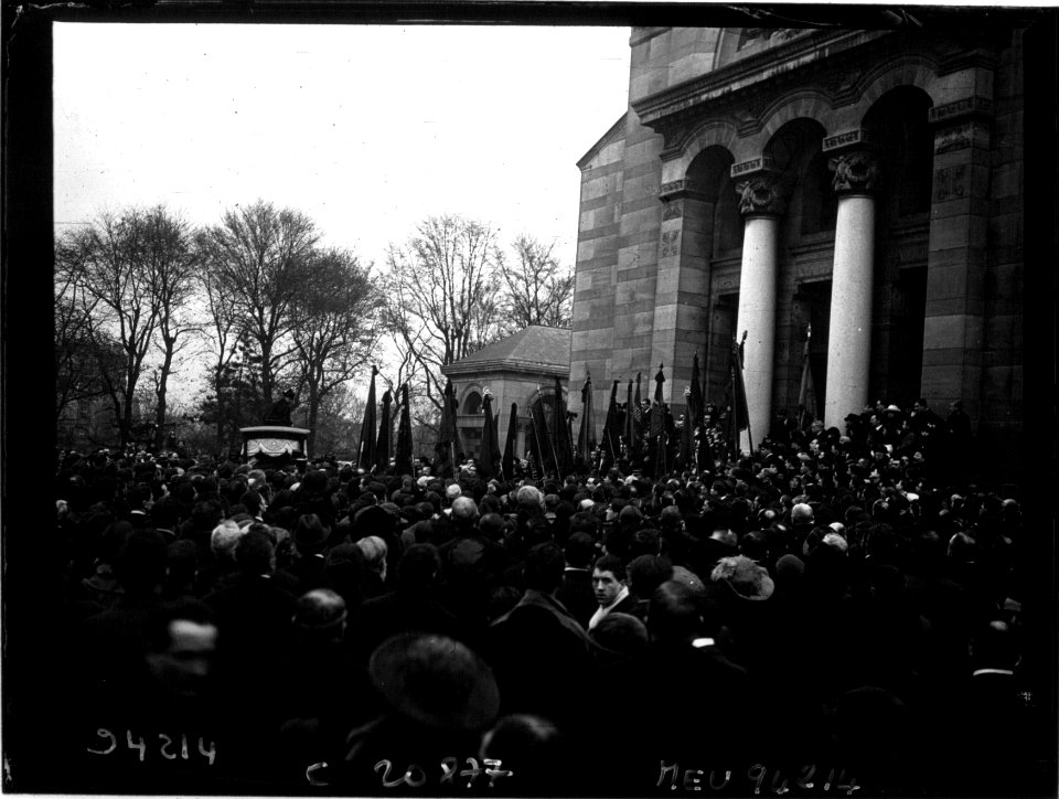 La foule devant le four crématoire du Père Lachaise (Btv1b9054158g f1)