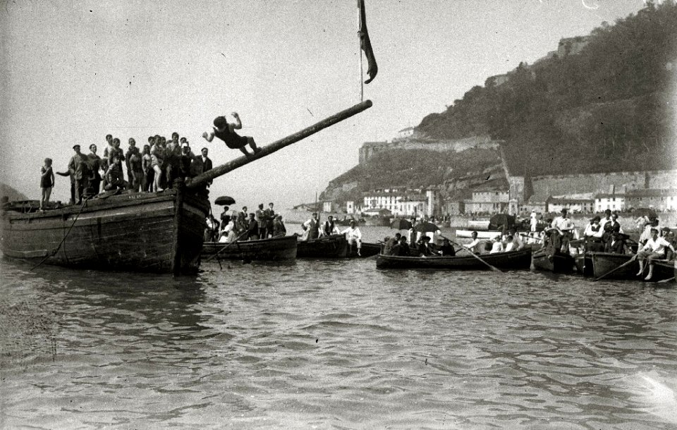 La tradicional cucaña del Carmen dentro de los festejos del muelle (1 de 1) - Fondo Car-Kutxa Fototeka