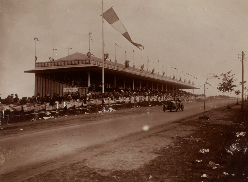 La tribune du GP de France 1907 (Dieppe le 2 juillet - Arthur Duray)