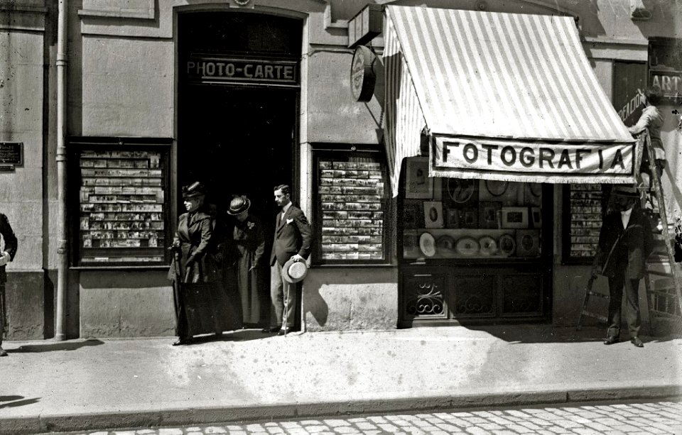 La reina María Cristina contemplando las fotografías expuestas en el comercio 'Photo Carte' en la calle Fuenterrabía (2 de 2) - Fondo Car-Kutxa Fototeka