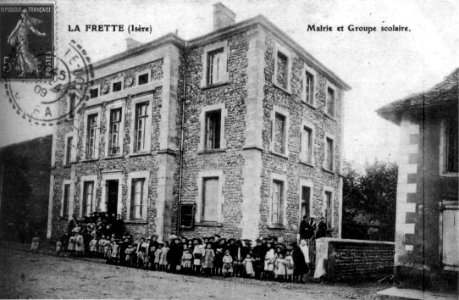 La Frette, mairie et groupe scolaire en 1909, p 89 de L'Isère les 533 communes - L C photo