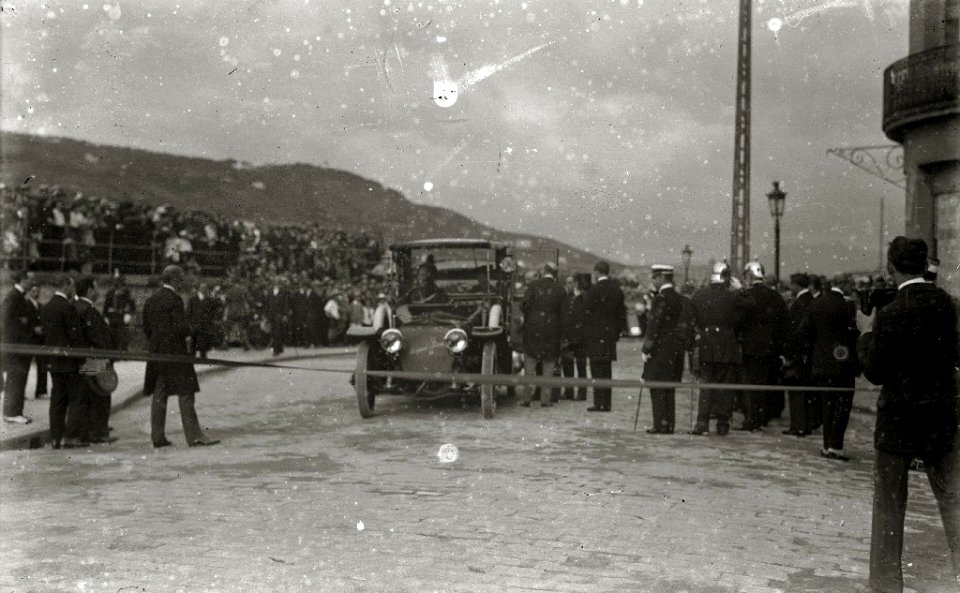 La reina María Cristina durante la inauguración del Paseo Nuevo (4 de 4) - Fondo Car-Kutxa Fototeka